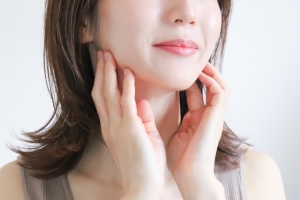 肌のハリ・ツヤを取り戻す方法はある？｜原因・年代別変化と美容医療