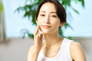 ツヤ肌を目指す美容医療｜原因と肌タイプ別の施術3選