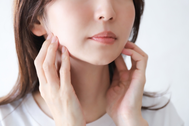 小顔脂肪吸引の効果とダウンタイム│向いている人・他の小顔治療との違い