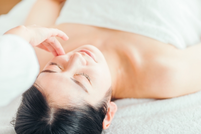 肝斑は20代でもできる？原因やピルとの関係、美容医療による選択肢まで解説