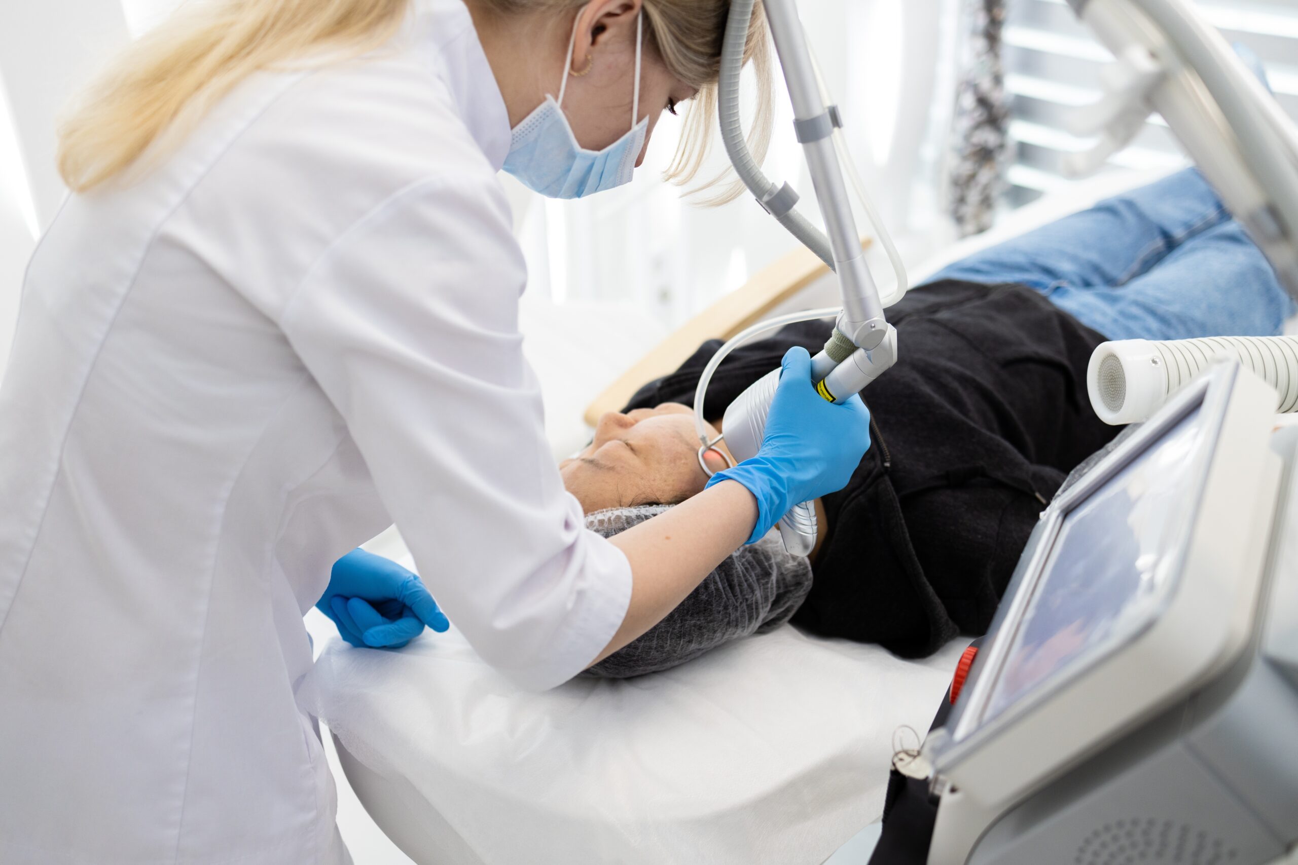 フラクショナルCO2レーザーとは？効果・経過・ダウンタイムを徹底解説｜ニキビ痕・毛穴・傷痕治療に選ばれる理由｜NERO DOCTOR / BEAUTY（美容医療）