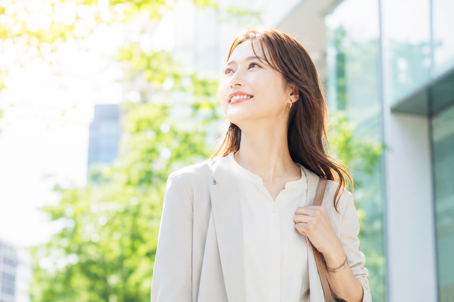 晴れ晴れとした表情で前向きになっている女性のイメージ図