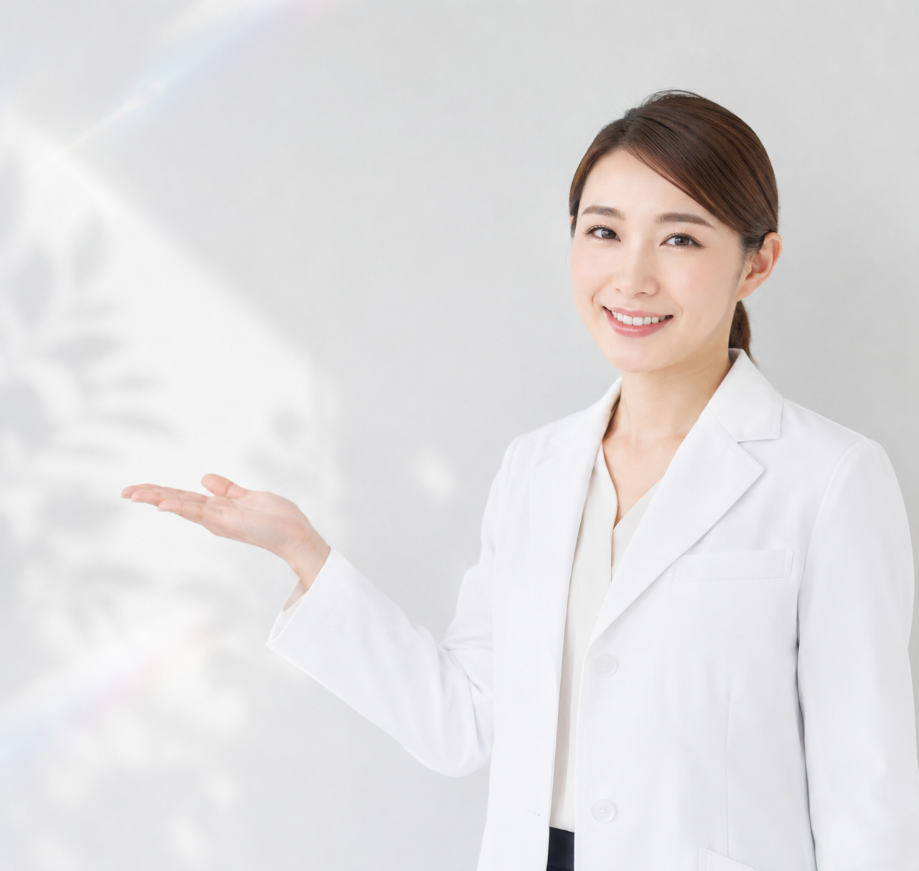 白衣を着て笑顔で前を向く、美容皮膚科医または専門家の女性のポートレート