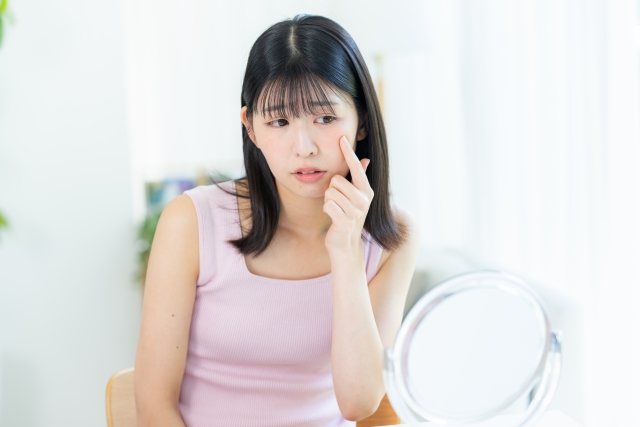ニキビを触ると痛いのはなぜ？原因や放置NGのサイン、美容医療でできる対処法