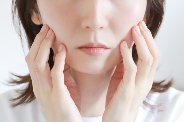 40代でほうれい線が目立つ理由｜ない人との違いと美容医療での対策