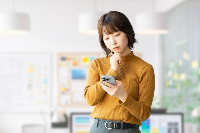 安い二の腕脂肪吸引と高額施術の違いを調べる女性