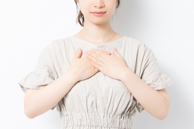 豊胸インプラント「モティバ」の特徴や他との違いについて考えている女性のイメージ