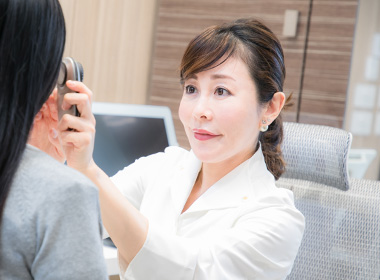 今泉スキンクリニックの今泉 明子院長によるカウンセリング風景