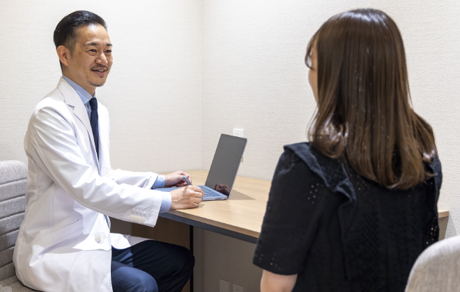 LOCHIC CLINIC GINZA(ロシッククリニック銀座)の小野 准平院長によるカウンセリング風景