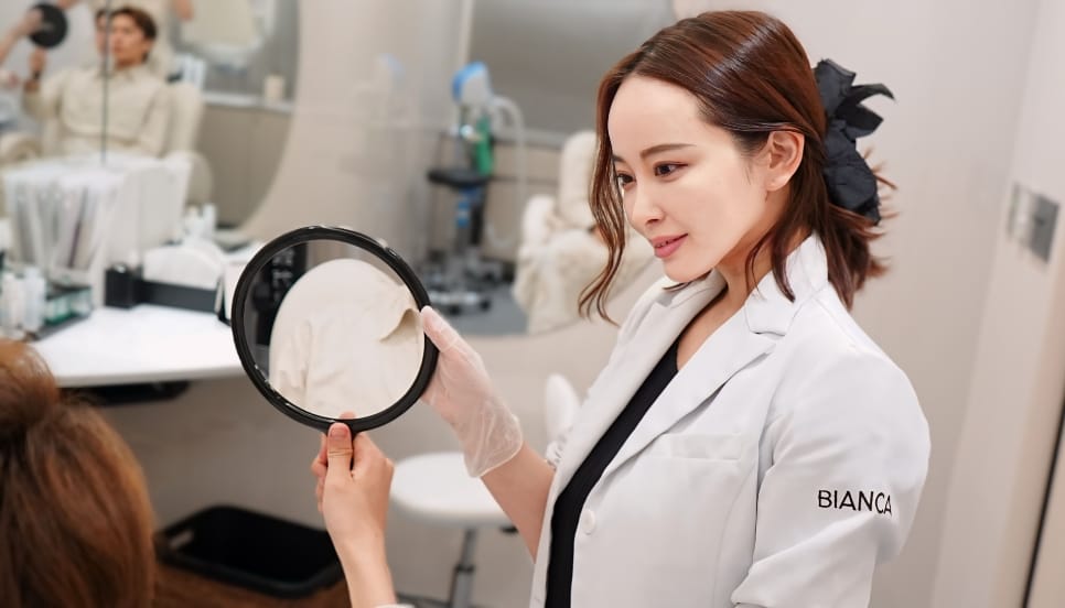 BIANCA CLINIC GINZAの大久保 由有医師によるカウンセリング風景