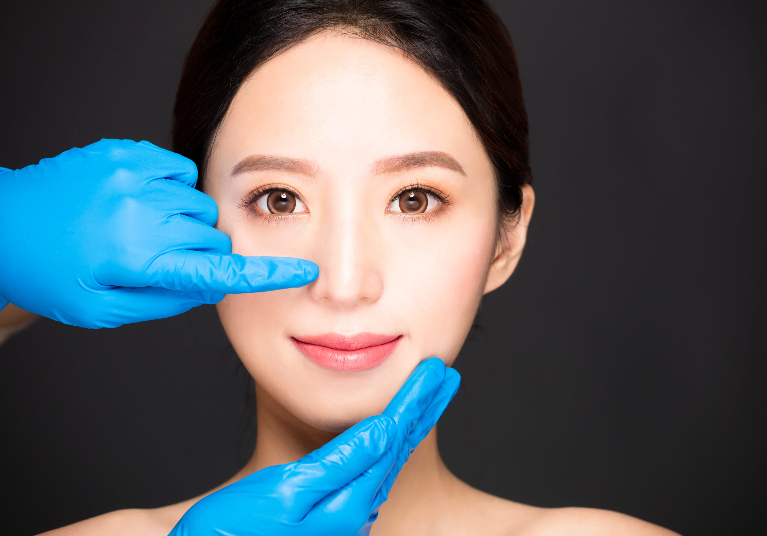 鼻の高さが気になる女性の美容医療カウンセリングのイメージ