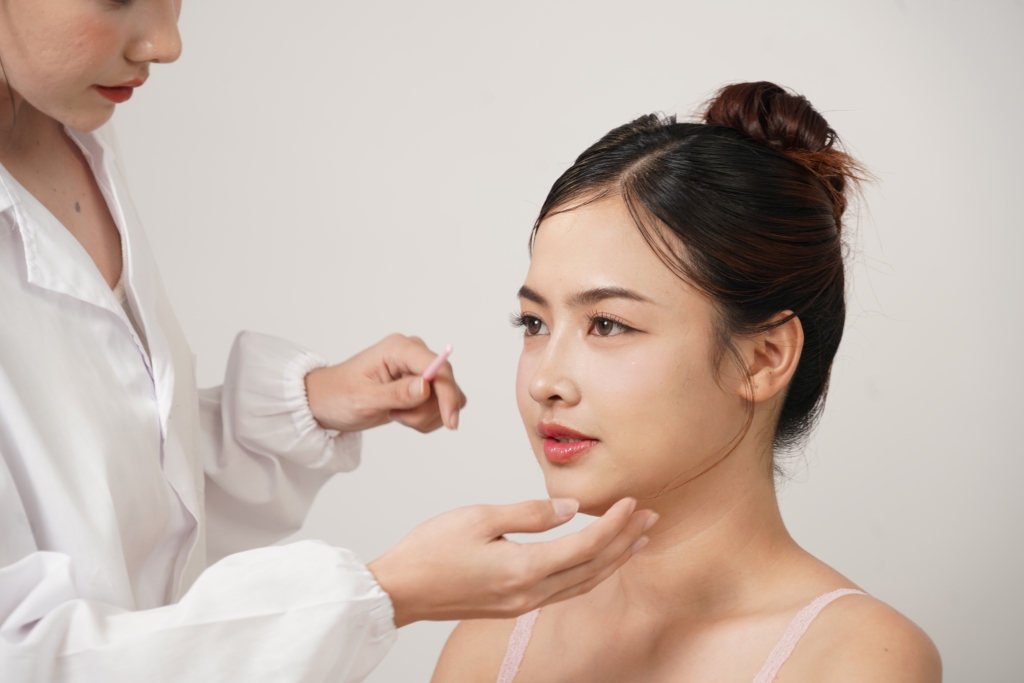 鼻筋の太い人は美人？印象の特徴と原因｜細く見せる方法と美容医療の選択肢