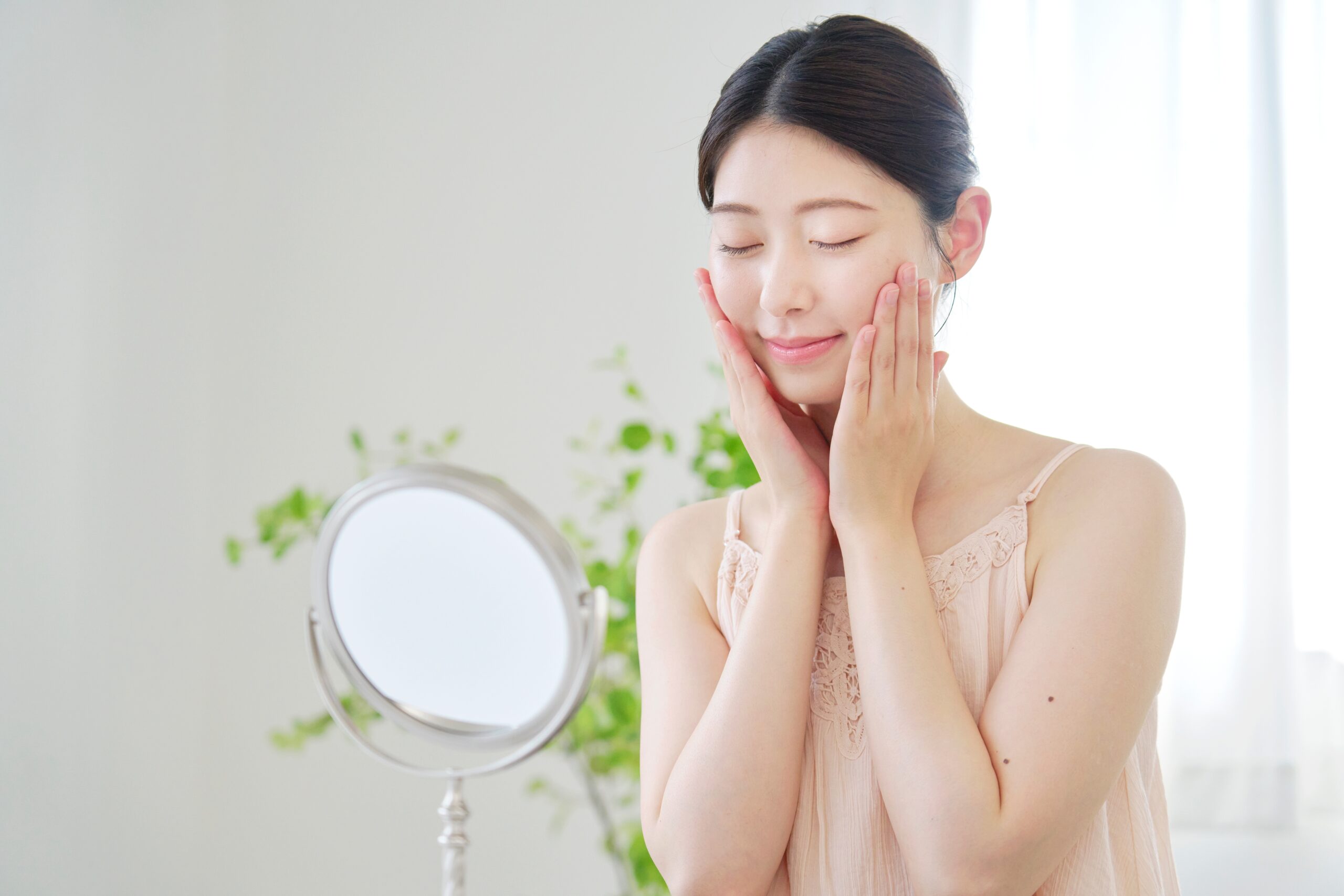 ほうれい線を改善するためにスキンケアをする女性の画像