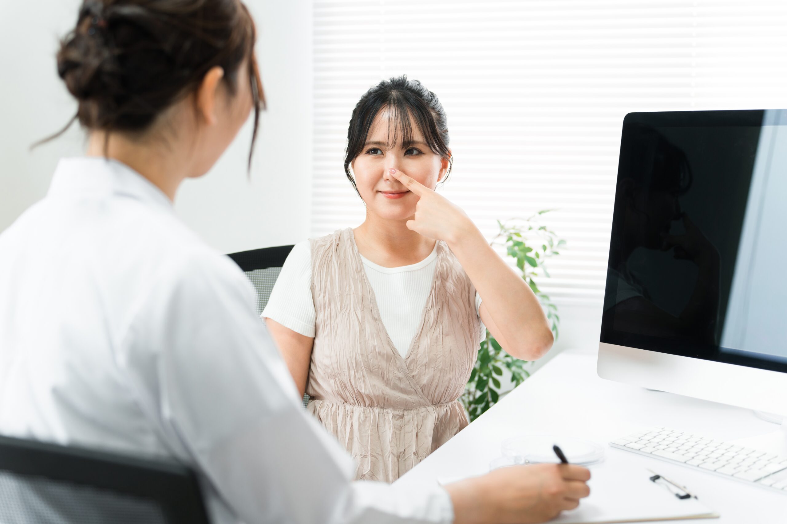 鼻の悩みについて美容医療に相談する女性のイメージ画像