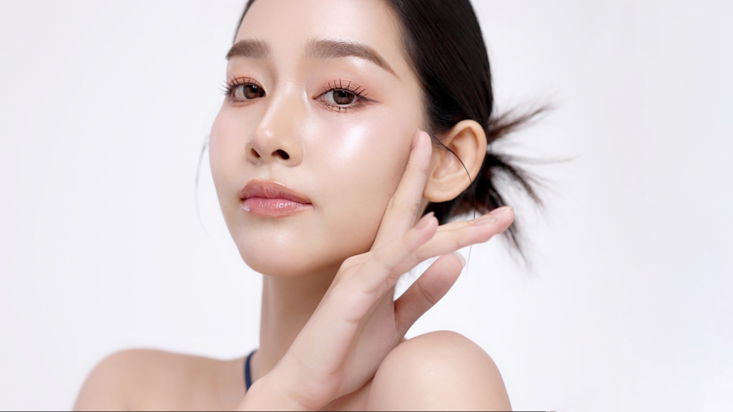 鼻筋やフェイスラインの美しさを持つ女性のイメージ
