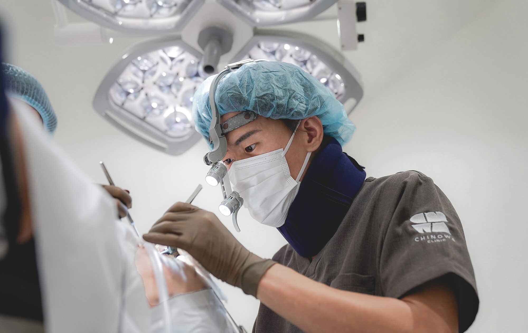 CHINOWA CLINICの則本 翔医師がクマ取りの手術をしていう様子