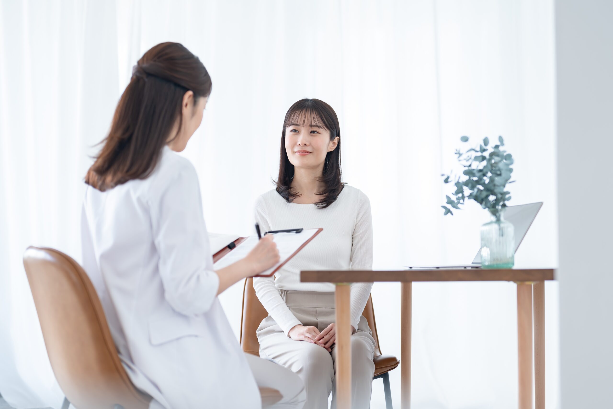 医療従事者と問診の風景