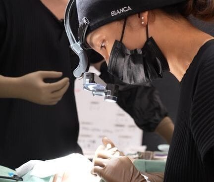 BIANCA CLINICの服部 有美医師がクマ取り手術をしている様子