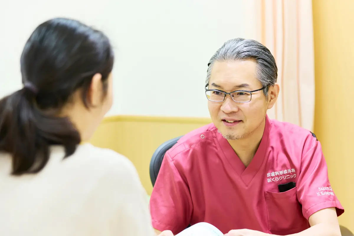 咲くらクリニックの小林 直隆総院長によるカウンセリングの様子