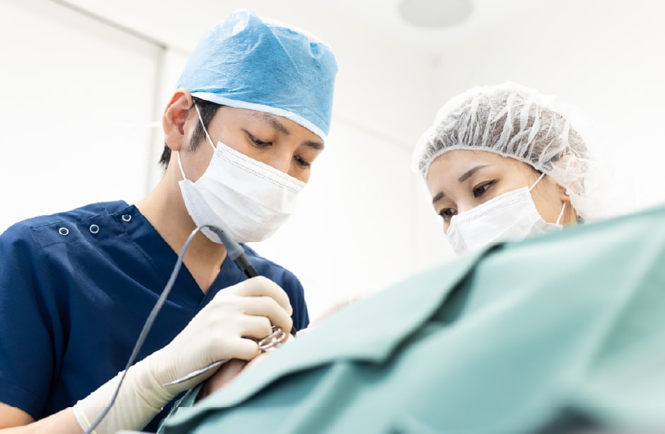 KUMA CARE CLINIC 大阪梅田院の棚田祐助医師の施術風景