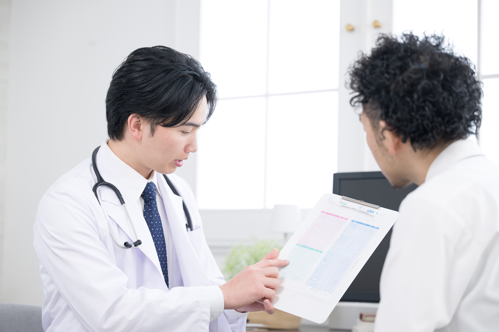 医者に相談する男性患者