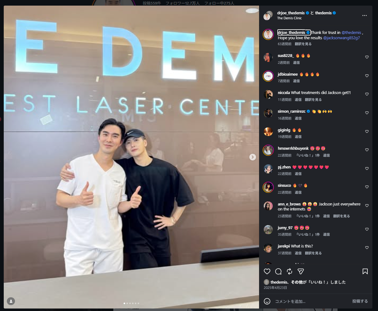 Jackson Wang(ジャクソン・ワン)とDr. Joe(ドクター・ジョー)がThe Demis Laser Centerのロゴ前で並ぶ2ショット。