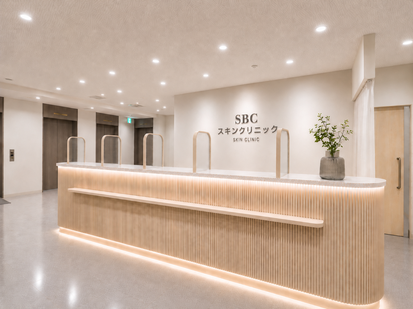 SBCスキンクリニック新宿東口院の受付。リブランディング後の院内環境イメージ。 木目調のルーバーカウンターと間接照明、植物を配した設え