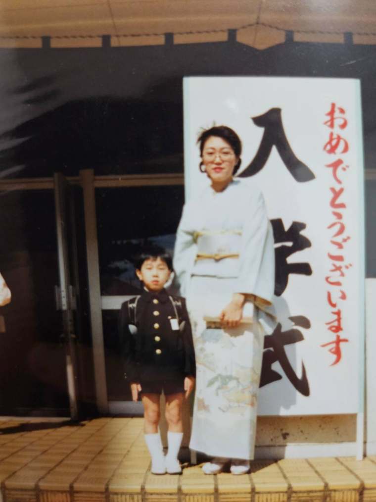 安達健一 — 幼少期/入学式の日