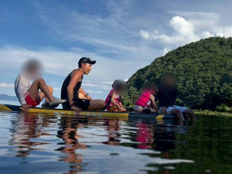 安達健一 — 湖上のひととき、子どもたちと