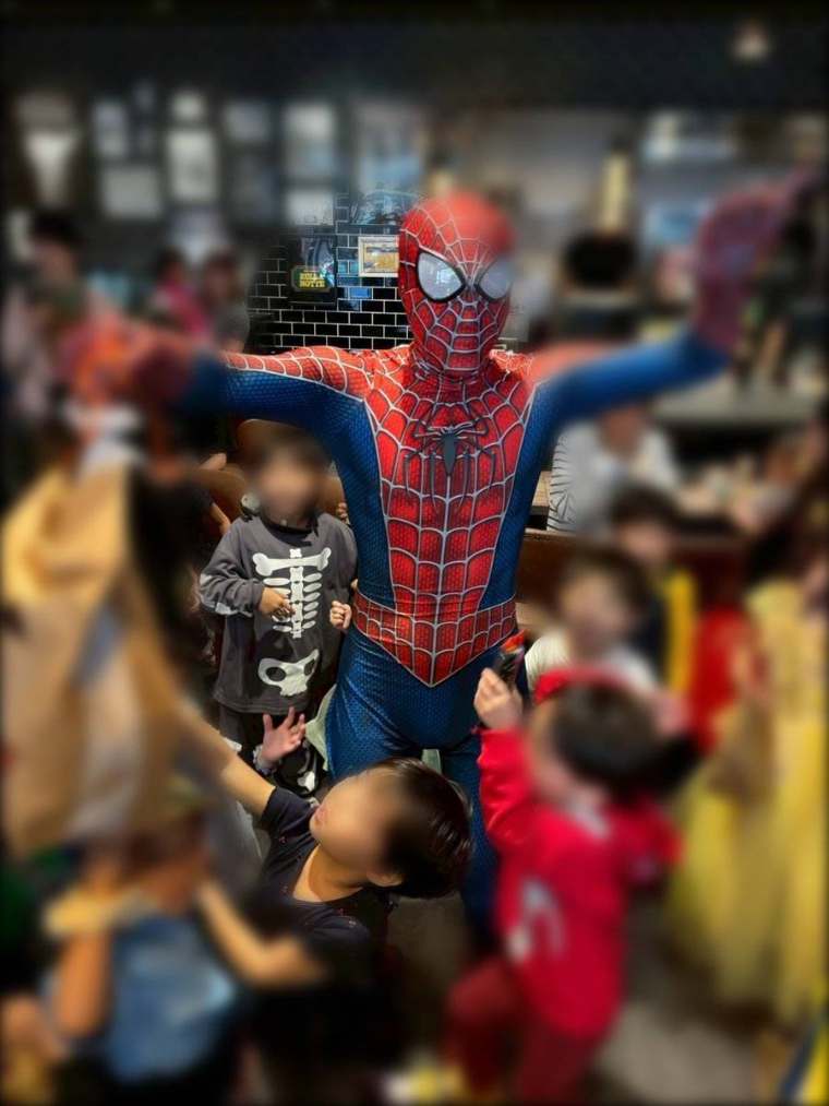 安達健一 — パパママ会でスパイダーマン、会場を沸かせる