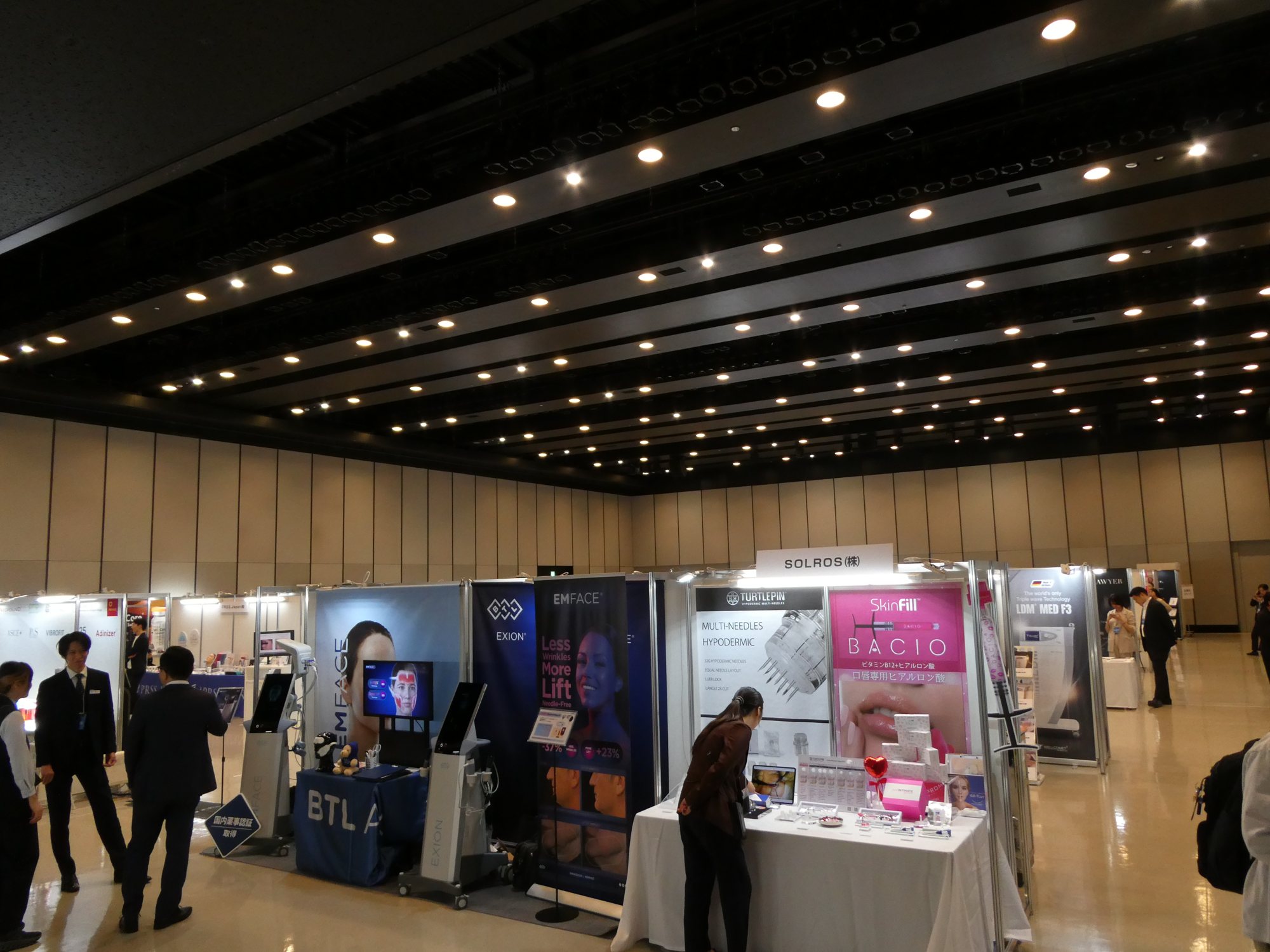 第4回日本美容医師会2026の企業展示会場(渋谷ヒカリエ ヒカリエホール)。美容医療の機器や製剤のブースが並ぶ