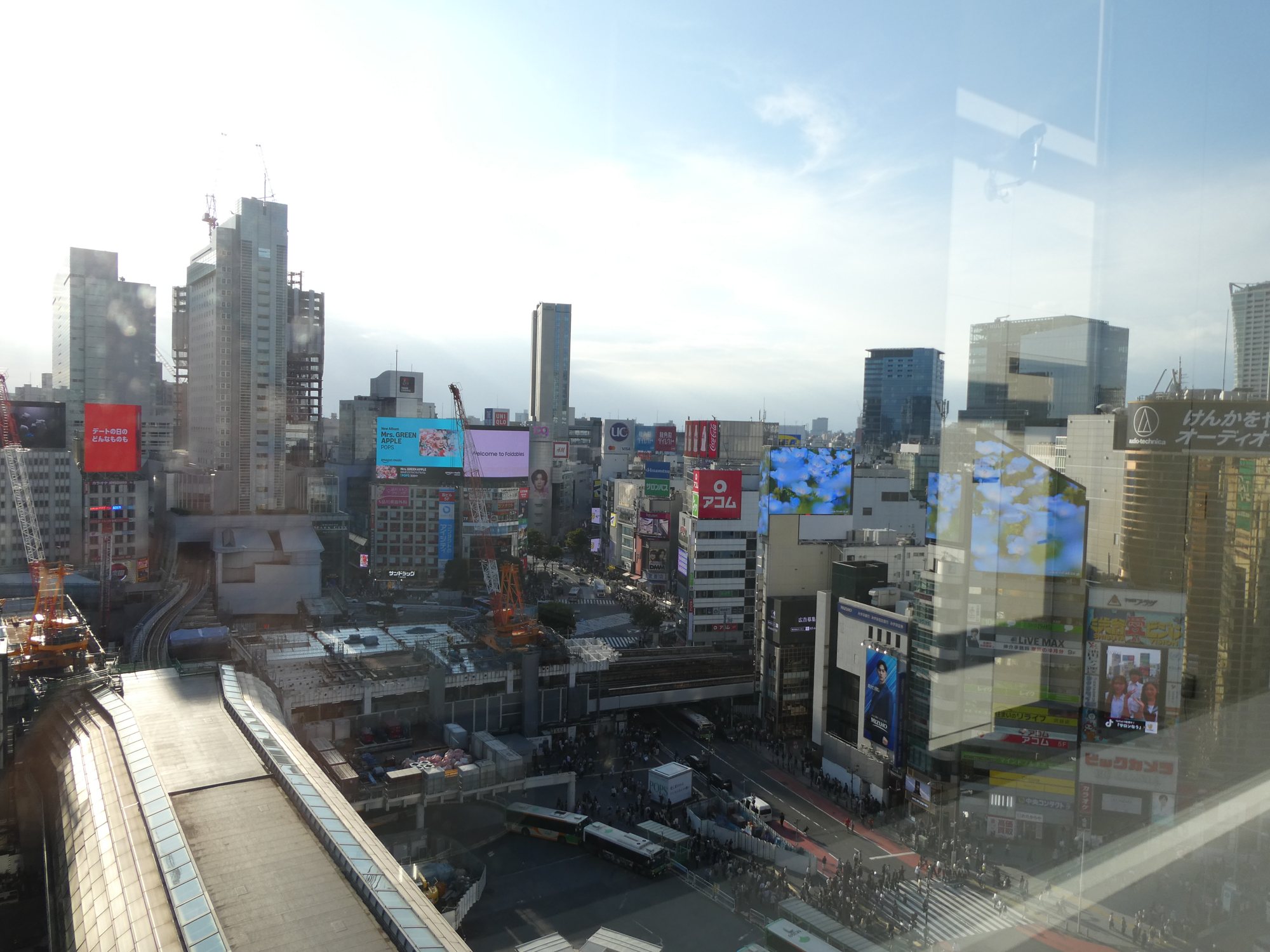 第4回日本美容医師会2026の会場、渋谷ヒカリエ9階から見た渋谷駅前とスクランブル交差点